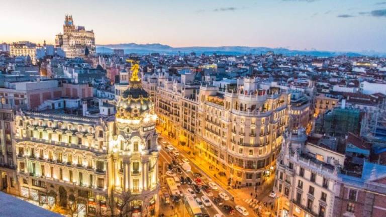 Madrid, capital de España. Es una ciudad cosmopolita que combina las infraestructuras más modernas con un inmenso patrimonio cultural y artístico, legado de siglos de historia apasionante.