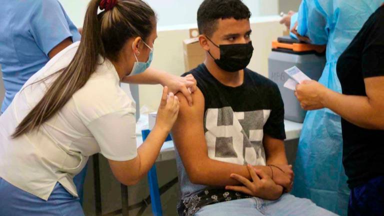 Labor. Una enfermera vacuna contra el covid-19 a un joven en Diunsa. Foto: Cortesía Carlos Hernández.