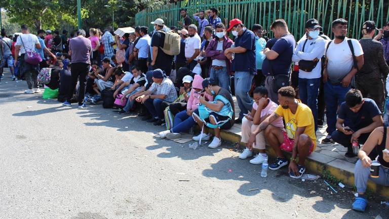 Migrantes centroamericanos hacen fila para recibir un permiso de circulación para abandonar Tapachula.