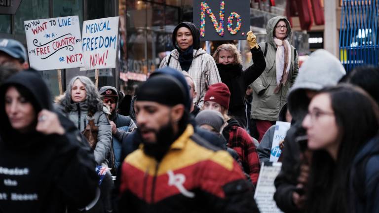Un grupo de manifestantes antivacuna protesta en Nueva York contra la vacunación obligatoria impuesta por la municipalidad para los empleados del sector privado.