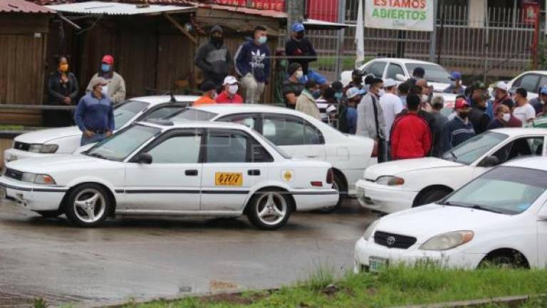 Taxistas amenazaban con paralizar sus unidades a nivel nacional este lunes.