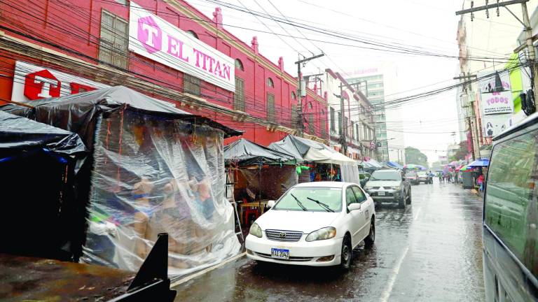 Desde ayer está lloviendo en San Pedro Sula con temperaturas bajas. Foto: Melvin Cubas.