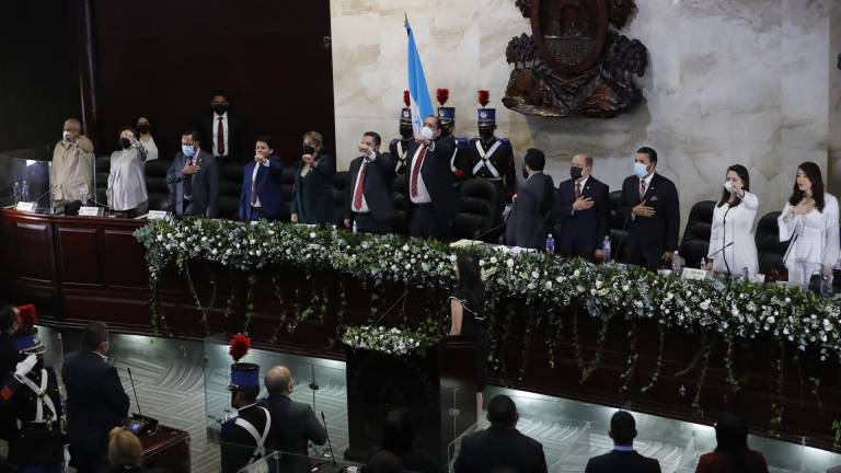 Diputados cantan el himno nacional durante la sesión de instalación del Parlamento para el periodo 2022-2026, el 25 de enero de 2022, en Tegucigalpa (Honduras). EFE/Gustavo Amador