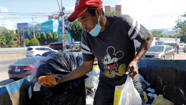 Un hombre sin techo, encuentra tamales entre la basura en una calle de Tegucigalpa (Honduras).