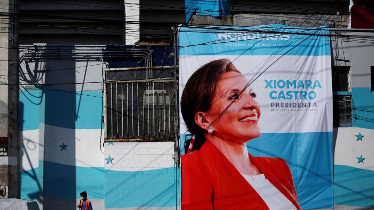Xiomara Castro de Zelaya asumirá, este jueves 27 de enero de 2022, la Presidencia de Honduras siendo la primera mujer en la historia política del país en lograr este hito. Desde ya, en calles y alrededores del Estadio Nacional de Tegucigalpa se percibe el fervor y entusiasmo que engloba el acto de investidura presidencial. Fotografía: EFE