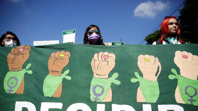 Mujeres salvadoreñas marchan para exigir políticas públicas sobre salud sexual y reproductiva.