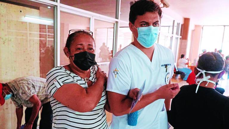En la jornada de inmunización contra el covid-19 en la Gran Central Metropolitana, los ciudadanos abarrotaron las instalaciones desde tempranas horas de la mañana. Autoridades aseguran que hay vacunas.