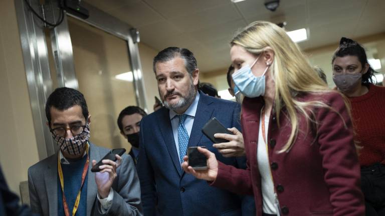 El senador republicano, Ted Cruz, llega para integrarse a las sesiones de la Cámara alta que buscan evitar el cierre de Gobierno.