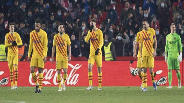 El defensor Gerard Piqué del Barcelona rechaza el balón en un ataque del Granada.