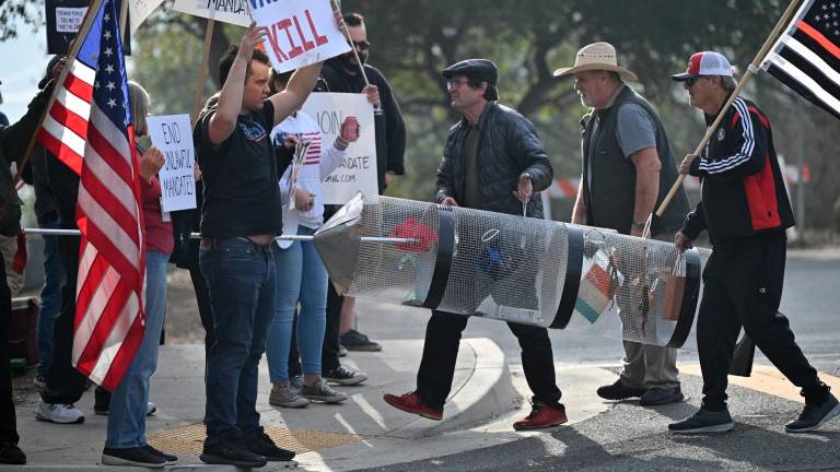 Manifestantes antivacuna protestan contra la orden de inmunizarse a varios empleados del sector público de EEUU.