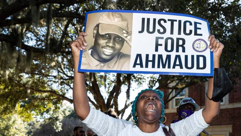 Una mujer en una manifestación pidiendo justicia por el asesinato del afroamericano Ahmaud Arbery ( EFE/James Gilbert)