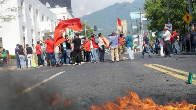 Los simpatizantes de Libre han quemado llantas y han gritado consignas frente a la comuna sampedrana. Fotografía: La Prensa / José Cantarero.