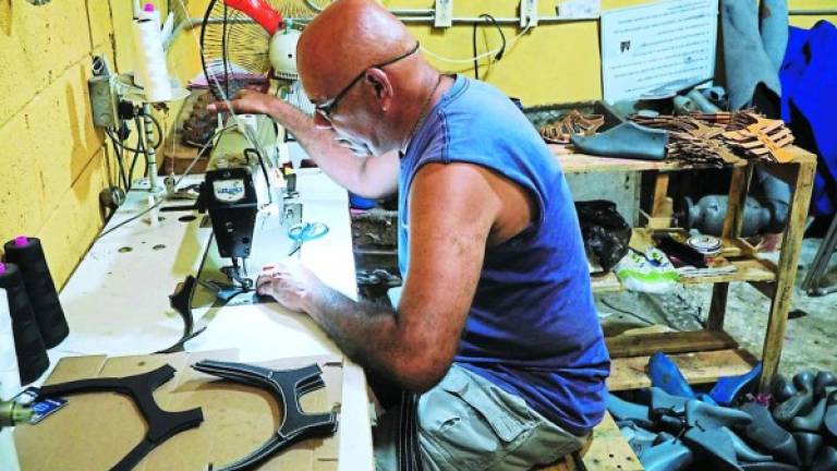 Un microempresario sampedrano trabaja en la elaboración de calzado en su taller. Foto: Archivo.