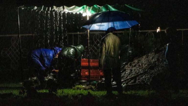 Un 'entierro urgente' nocturno en un cementerio en Managua. AFP