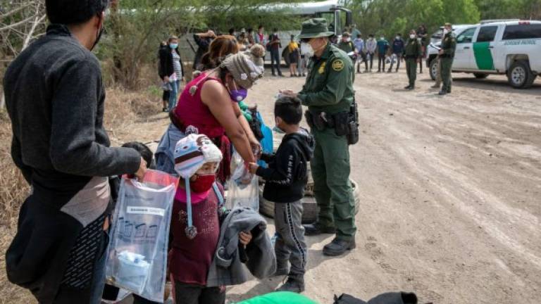 Agentes de la Patrulla Fronteriza detuvieron ayer a más de 5,000 inmigrantes en la frontera./AFP.