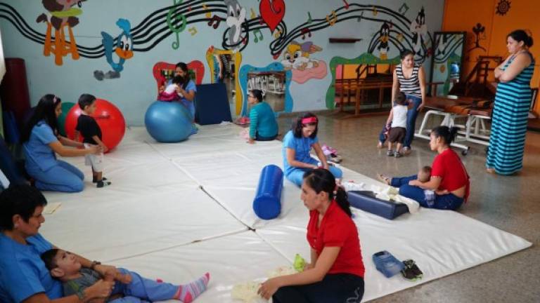 Las terapeutas ponen extrema dedicación al desarrollo de los niños que llegan a la Teletón. Fotos: Melvin Cubas.