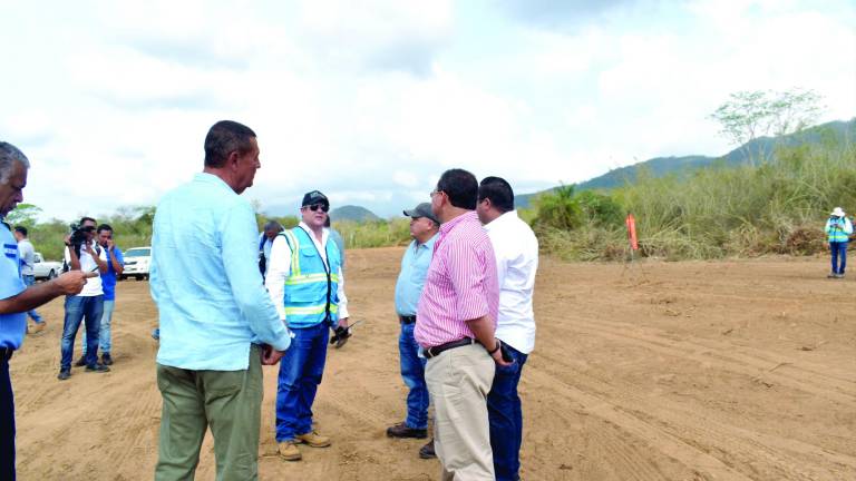 <b> Autoridades del Ahac y alcaldes de la región inspeccionaron el sitio para el aeropuerto.</b>