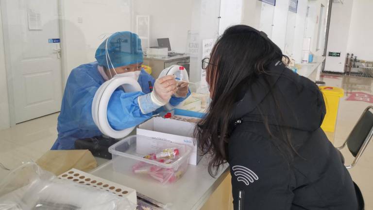 China realiza testeos masivos para impedir la propagación de la variante ómicron.
