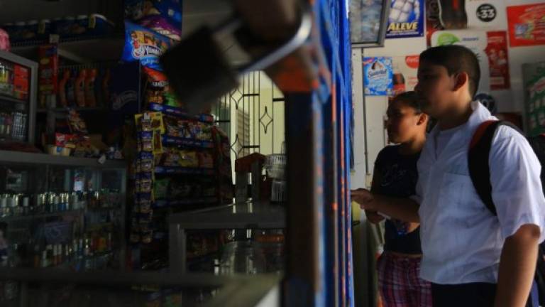 Pequeños negocios, como pulperías de las colonias del sector norte, son de las más afectadas con los constantes cortes de energía eléctrica. Foto: Melvin Cubas.