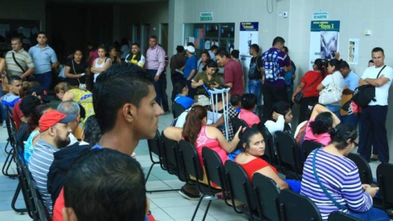 Decenas de pacientes esperan atención en la sala de emergencia del Seguro Social. Foto: Amílcar Izaguirre.