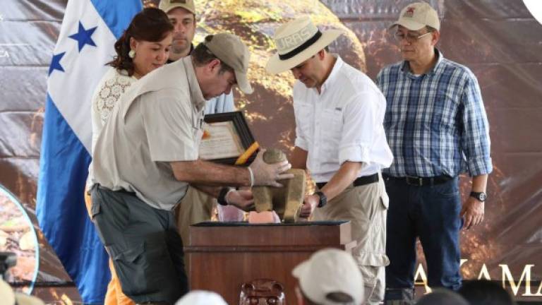 El presidente Juan Orlando Hernández encabezó la expedición de sustracción de las primeras piezas de la Ciudad Perdida, las que ayer fueron mostradas a Honduras y el mundo.