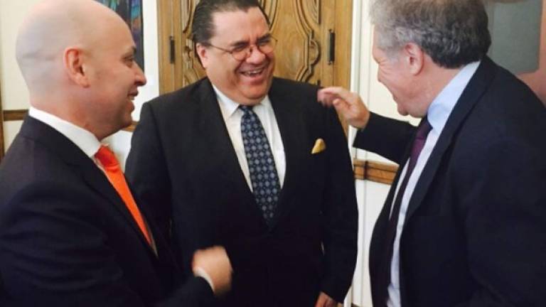 El fiscal Óscar Chinchilla y el canciller Arturo Corrales dialogan con el secretario de la OEA.