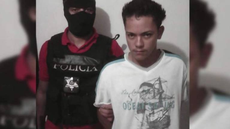 El presunto asesino fue identificado como Francis Joel Flores Zavala de 18 años de edad, según confirmaron las autoridades policiales.