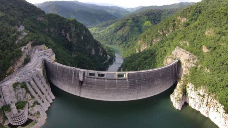 La represa hidroeléctrica Francisco Morazán, más conocida como El Cajón se ubica entre los departamentos de Cortés, Yoro y Comayagua. Es considerada la cortina más alta de Centroamérica y la quinta en Latinoamérica en su tipo.