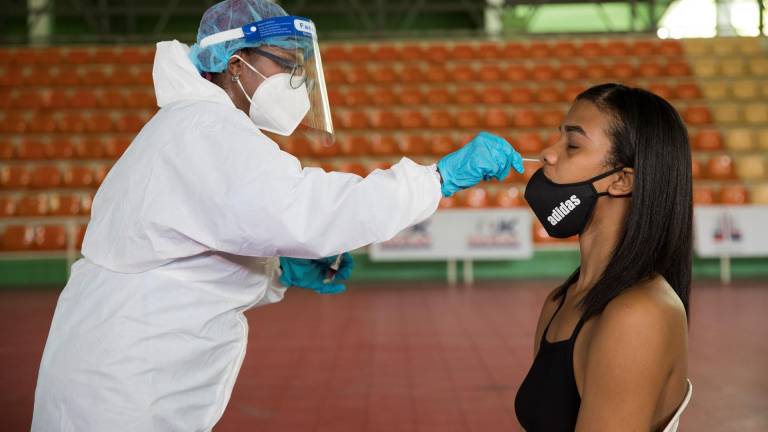 Una mujer se somete a una prueba de hisopado en Santo Domingo.