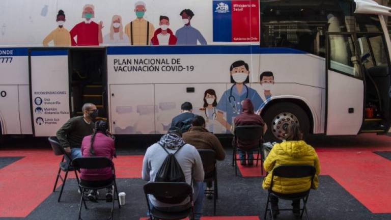 Chile ha vacunado a más del 70% de su población pero no logra cortar la transmisión del virus ante la baja efectividad del inmunizante chino./AFP.