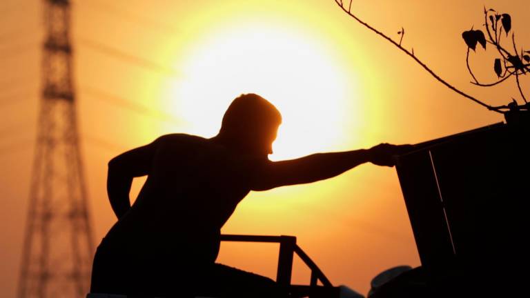 Un hombre expuesto al sol realiza trabajos. EFE/Lynn Bo Bo