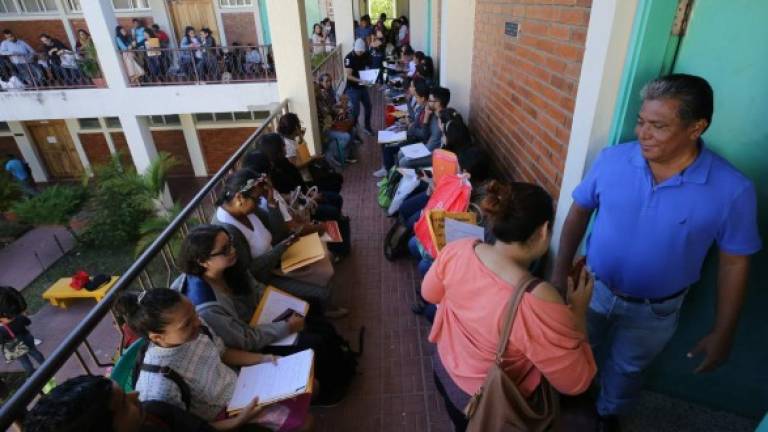 Filas. En Tegucigalpa, los maestros llegaron desde temprano para entregar sus documentos.