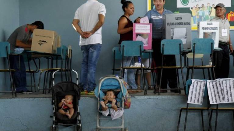 Con mucha calma transcurren las elecciones en todos los rincones de Honduras. Las familias han llevado hasta sus niños a los centros de votación.