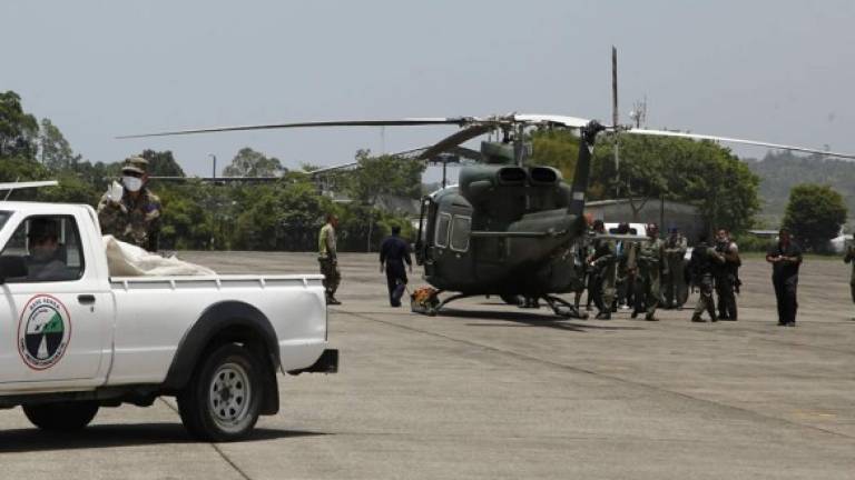 Elementos de la Fuera Aérea Hondureña transportaron los cadáveres de las cuatro víctimas del accidente hacia el aeropuerto internacional Golosón de La Ceiba.