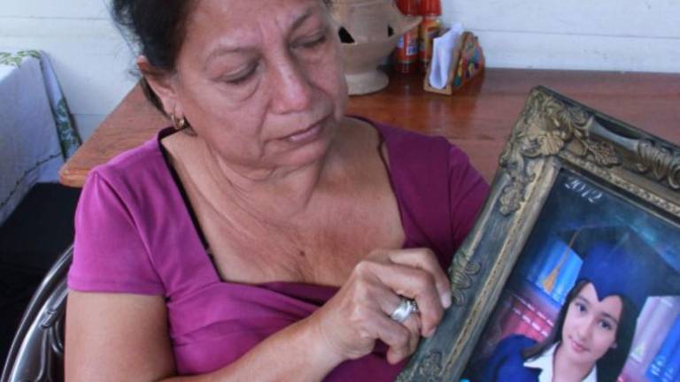 Llorando, doña Rosminda Alvarado dice que tiene la esperanza de que su nieta y el bebé regresen.