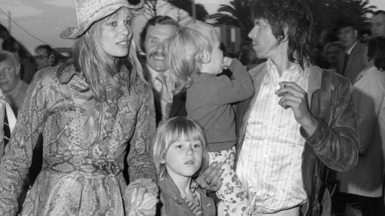 Keith Richards, su esposa Anita Pallenberg y sus niños arriban al festival de Cannes en 1969.