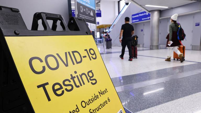 Los aeropuertos de EEUU habilitaron cabinas para realizar pruebas PCR a viajeros.