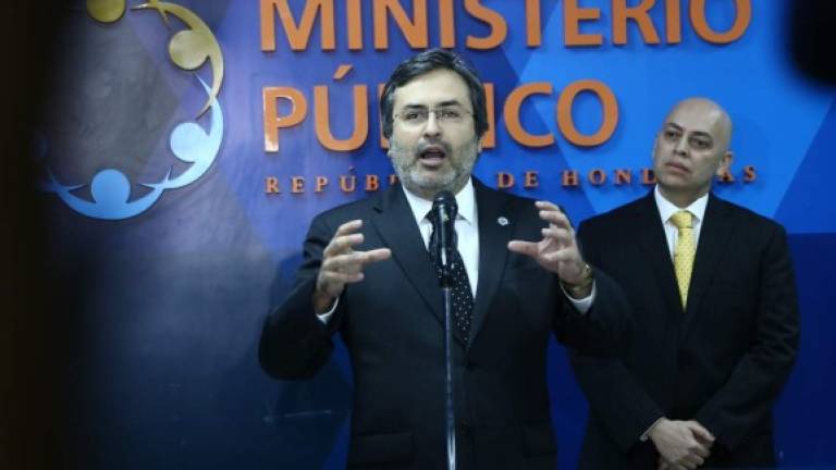 Conferencia de Juan Jiménez de la Maccih y fiscal del Ministerio Público, Óscar Chinchilla.