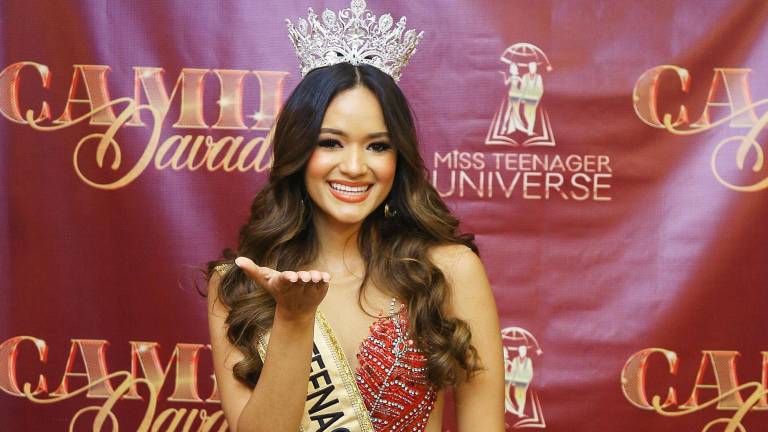 La joven sampedrana Camila Davadí, quien recientemente ganó el certamen de belleza internacional, Miss Teenager Universe 2024, ya está de regreso en su natal Honduras y aprovechó el momento para compartir con los medios de comunicación, amistades, familiares y otras personas que le han mostrado su apoyo desde sus inicios. El evento se llevó a cabo en Isabella Boutique Hotel, de San Pedro Sula.