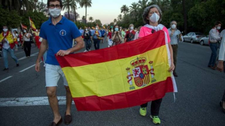 Manifestantes españoles protestaron este martes exigiendo la reapertura económica en el país./AFP.
