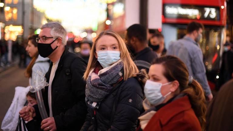 Varios países han reimpuesto el uso de mascarilla tras la propagación de la variante ómicron.