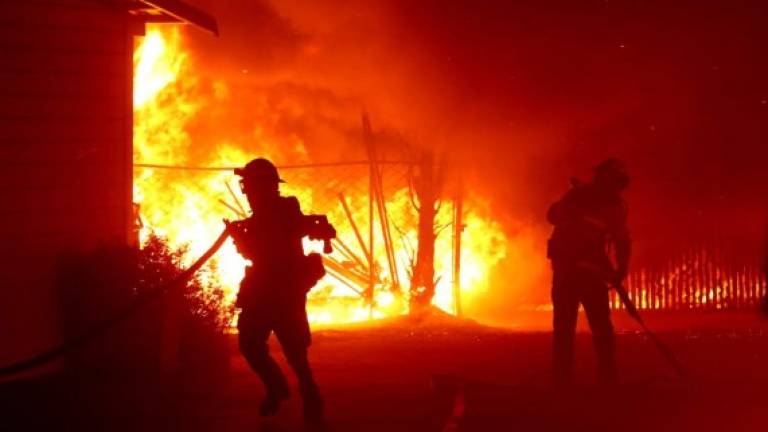 Los incendios en California han arrasado decenas de casas en el sur de Los Ángeles./AFP.