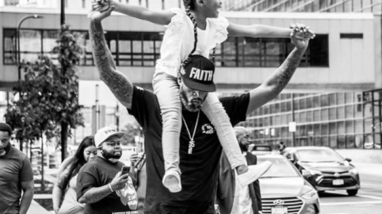 Stephen Jackson, ex jugador de baloncesto de la NBA y amigo de Floyd carga a la pequeña Gianna. Foto: Instagram
