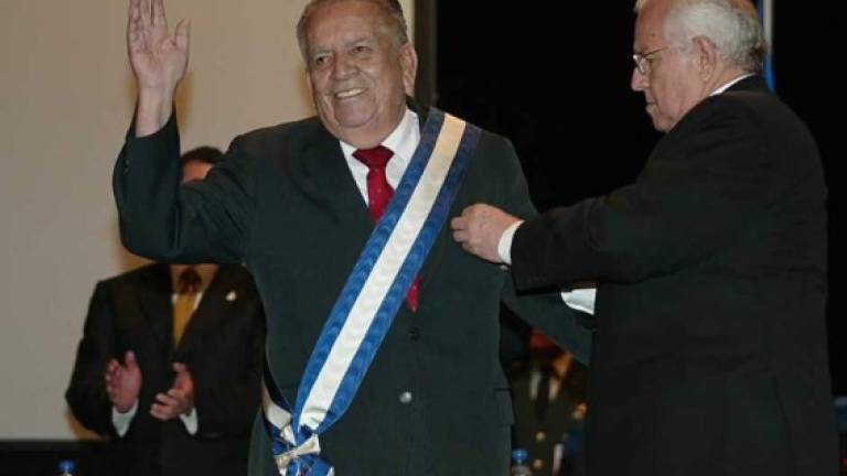 En esta foto de archivo tomada el 19 de enero de 2007, el expresidente hondureño Roberto Suazo Córdoba era condecorado durante el 25 aniversario de la Constitución de la República en Tegucigalpa. Foto AFP.