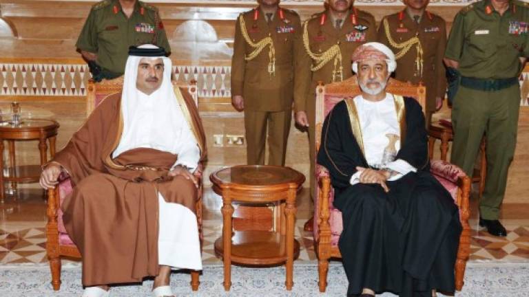 El recién jurado Sultán Haitham bin Tariq recibiendo al emir de Qatar Sheikh Tamim bin Hamad al-Thani. Foto: AFP