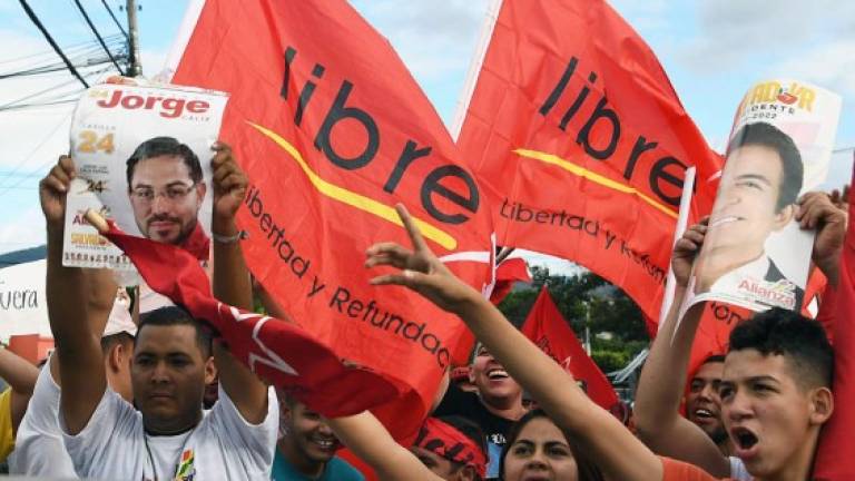 Seguidores de Libre durante la marcha de hoy miércoles en la capital de Honduras.