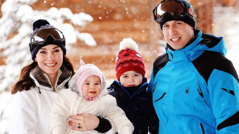 Los Duques de Cambridge comparten ¡las primeras vacaciones de esquí de los príncipes George y Charlotte en los Alpes!