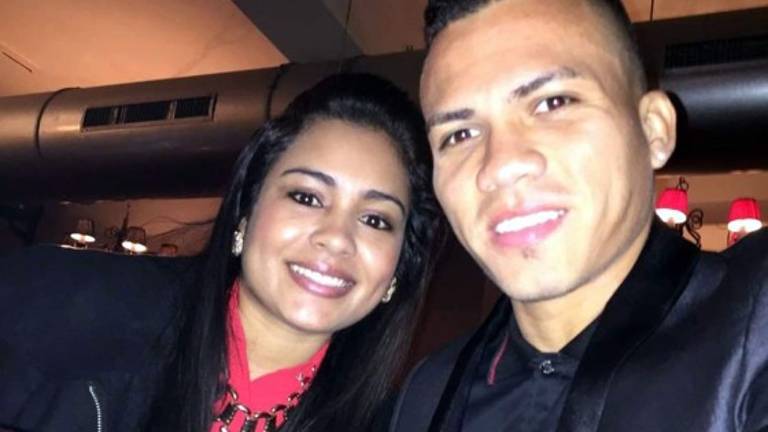 Arnold Peralta junto a su pareja Vanessa Oliva. Foto Twitter