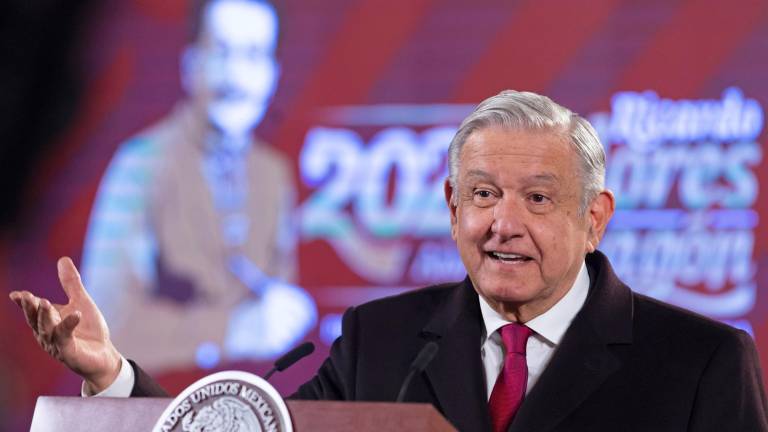 López Obrador, de 68 años, anunció que dio positivo a un prueba de covid-19, por segunda vez en casi un año, tras una prueba que se práctico el lunes tras aparecer agripado en su habitual conferencia de prensa de todos los días.