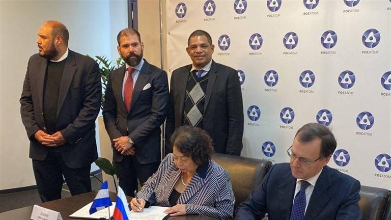 Los hijos de Ortega, Rafael y Laureano junto al ministro de Hacienda, Iván Acosta, la embajadora Alba Torres, y el subdirector de Rosatom, Nikolái Spaski, durante la firma del acuerdo.